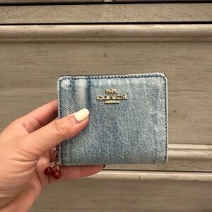 NWT Coach Snap Wallet In Loved Denim With Charm CEC35